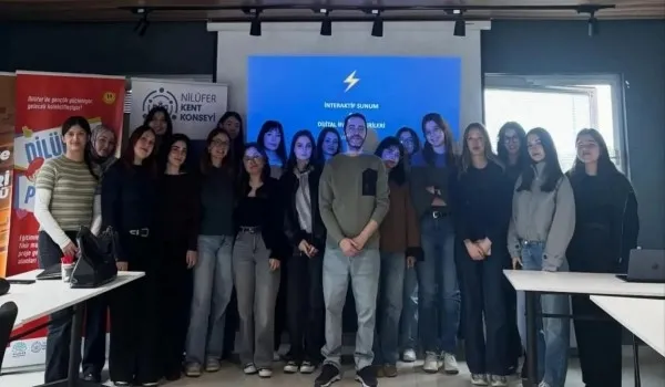 Nilüfer Belediyesi, Nilüfer Kent Konseyi ve Bir Bulut Olsam Derneği paydaşlığında yürütülen Nilüfer Gençlik Kalkınma Programı kapsamında Etkili Sunum Hazırlama ve Dijital İfade Becerileri eğitimimizi gerçekleştirdik. 🚀