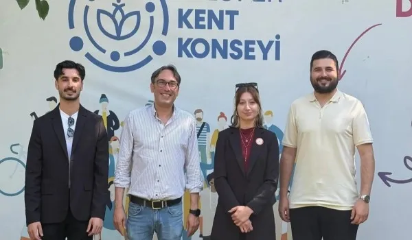 Gemlik Kent Konseyi yürütme kurulu üyeleri Ezgi ve Onurhan, Nilüfer Kent Konseyi Başkanı Mustafa Berkay Aydın’ı ziyaret etti.